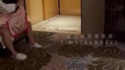 推特新晋高质量NTR绿帽夫妻明星颜值极品人妻「ROSEWU」《未知情的插入》没做沟通突然开始肛交，老婆被插到喷水 截图8