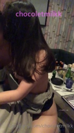 极品反差淫婊！OF火爆NTR顶级绿帽骚妻【牛奶巧克力】最新私拍，参加淫乱俱乐部品味各种猛男3P乱交 截图2