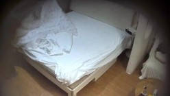 上帝视角   小美女刚把床单换好 男人就过来抱着啃 然后就是胸罩脱掉 裙子脱掉 内裤脱掉 开始挨操了 截图1