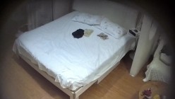 上帝视角   小美女刚把床单换好 男人就过来抱着啃 然后就是胸罩脱掉 裙子脱掉 内裤脱掉 开始挨操了 截图8