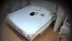 上帝视角   小美女刚把床单换好 男人就过来抱着啃 然后就是胸罩脱掉 裙子脱掉 内裤脱掉 开始挨操了 截图9