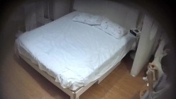 上帝视角   小美女刚把床单换好 男人就过来抱着啃 然后就是胸罩脱掉 裙子脱掉 内裤脱掉 开始挨操了 截图11