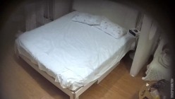 上帝视角   小美女刚把床单换好 男人就过来抱着啃 然后就是胸罩脱掉 裙子脱掉 内裤脱掉 开始挨操了 截图12
