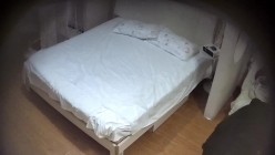 上帝视角   小美女刚把床单换好 男人就过来抱着啃 然后就是胸罩脱掉 裙子脱掉 内裤脱掉 开始挨操了 截图13