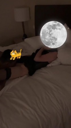 推特极品绿帽反差骚妻【家有美妻初长成】订阅，非常抚媚，骚入骨髓，经常约单男来肏 截图4