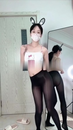 ️最新抖音泄密！东北气质反差骚姐姐【香香一字马】定制福利，裸舞脱衣舞自慰高潮喷水 截图11