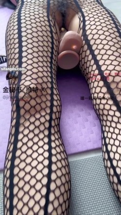 推特极品烧婊子【金秘书】高级SVIP群福利，假屌丝袜塞穴自慰，边拔边喷水，好有味道 截图16