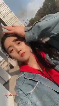 私人圈内高颜值大二漂亮美乳妹纸极限大胆露出 教学楼露出+户外凉亭露出 表情太骚了 高清720P版 截图3