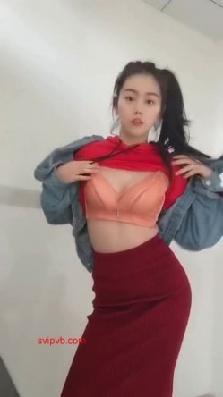 私人圈内高颜值大二漂亮美乳妹纸极限大胆露出 教学楼露出+户外凉亭露出 表情太骚了 高清720P版 截图4
