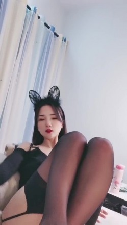 黑丝烈女--宝儿 ️，女生穿起黑丝十分妩媚，芊芊细手，纯净鲍鱼，举手投足间诱惑死啦！ 截图1
