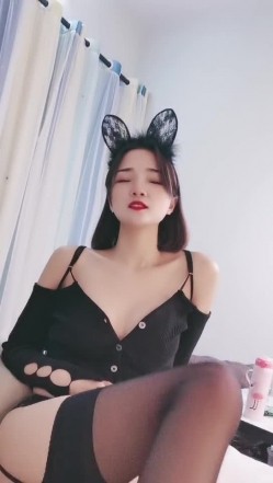 黑丝烈女--宝儿 ️，女生穿起黑丝十分妩媚，芊芊细手，纯净鲍鱼，举手投足间诱惑死啦！ 截图2