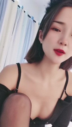 黑丝烈女--宝儿 ️，女生穿起黑丝十分妩媚，芊芊细手，纯净鲍鱼，举手投足间诱惑死啦！ 截图3