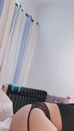 黑丝烈女--宝儿 ️，女生穿起黑丝十分妩媚，芊芊细手，纯净鲍鱼，举手投足间诱惑死啦！ 截图4
