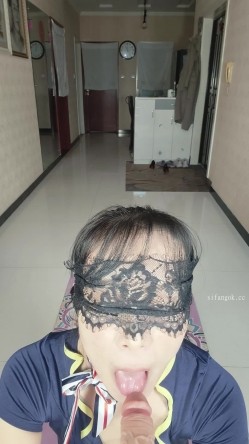 最新快手泄密！丝袜美腿老A8熟女【兔子队长】定制流出，骚到无底线，制服诱惑道具自慰，白浆多的夸张 截图2