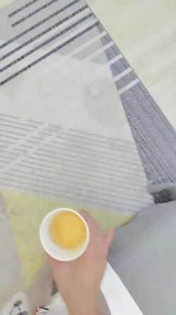 风骚河南单身公寓少妇，水管坏了打电话叫师傅来修，下药勾搭人家，‘你看你都硬了’，‘你好会勾引我哦，让我插一下’，无套爆干骚货！ 截图3
