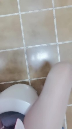 风骚河南单身公寓少妇，水管坏了打电话叫师傅来修，下药勾搭人家，‘你看你都硬了’，‘你好会勾引我哦，让我插一下’，无套爆干骚货！ 截图4