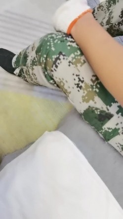 风骚河南单身公寓少妇，水管坏了打电话叫师傅来修，下药勾搭人家，‘你看你都硬了’，‘你好会勾引我哦，让我插一下’，无套爆干骚货！ 截图5