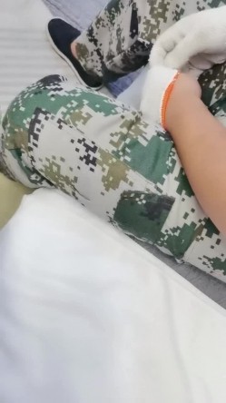 风骚河南单身公寓少妇，水管坏了打电话叫师傅来修，下药勾搭人家，‘你看你都硬了’，‘你好会勾引我哦，让我插一下’，无套爆干骚货！ 截图8