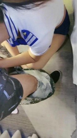 风骚河南单身公寓少妇，水管坏了打电话叫师傅来修，下药勾搭人家，‘你看你都硬了’，‘你好会勾引我哦，让我插一下’，无套爆干骚货！ 截图10
