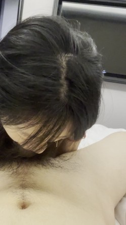 河南甜美妹子白天清纯对比酒店里全裸反坐骑乘 白T低头深喉被按头还说 下去啊 真实感拉满 截图4