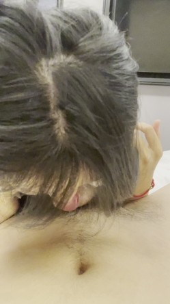 河南甜美妹子白天清纯对比酒店里全裸反坐骑乘 白T低头深喉被按头还说 下去啊 真实感拉满 截图11