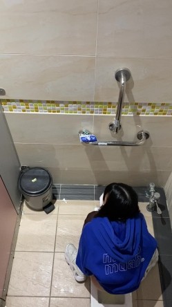 学校图书室厕所偷拍女同学尿尿 每个女同学都对我撅起屁股露出那条小肉缝 截图1