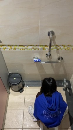 学校图书室厕所偷拍女同学尿尿 每个女同学都对我撅起屁股露出那条小肉缝 截图2