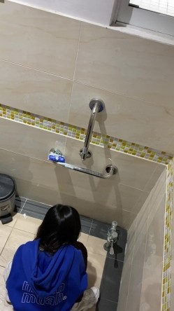 学校图书室厕所偷拍女同学尿尿 每个女同学都对我撅起屁股露出那条小肉缝 截图4