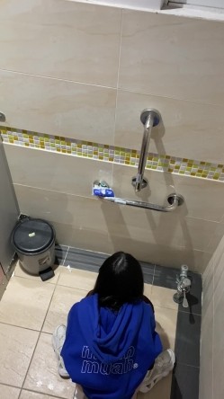 学校图书室厕所偷拍女同学尿尿 每个女同学都对我撅起屁股露出那条小肉缝 截图7