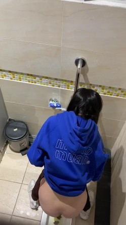 学校图书室厕所偷拍女同学尿尿 每个女同学都对我撅起屁股露出那条小肉缝 截图8