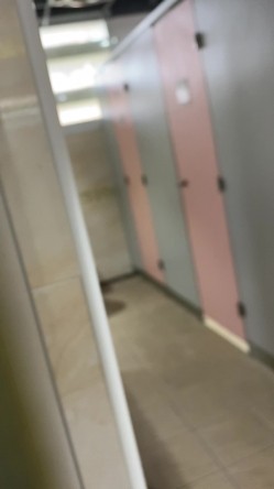 学校图书室厕所偷拍女同学尿尿 每个女同学都对我撅起屁股露出那条小肉缝 截图13
