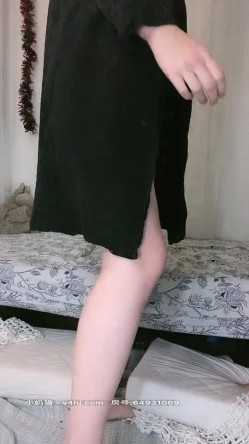 亚裔骚女为了钱也拼了，跟老外男女玩3P，口交大鸡巴被老外后面草着还给别人舔逼，浪叫呻吟直接撸射嘴里吞精 截图4