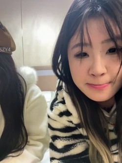 ️精神小妹【chunxiaoquqn】新晋精神小妹团播、几个年轻闺蜜一起下海赚钱 截图3