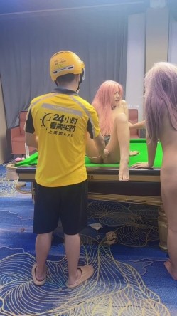查小理颜值母狗【桃桃丸子】调教双母狗，健身房露出屌爆了，强烈推荐 截图6