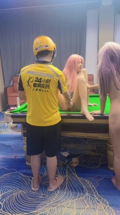 查小理颜值母狗【桃桃丸子】调教双母狗，健身房露出屌爆了，强烈推荐 截图8