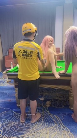 查小理颜值母狗【桃桃丸子】调教双母狗，健身房露出屌爆了，强烈推荐 截图12