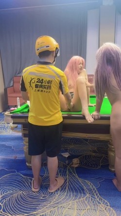 查小理颜值母狗【桃桃丸子】调教双母狗，健身房露出屌爆了，强烈推荐 截图14
