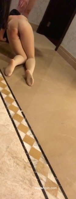 大佬黑白-DOM老Zz字母交流圈封神作品极限SM调教啪啪白虎吊钟巨奶骚母狗绝对牛逼大开眼界 截图5