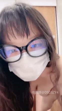 ️新人眼镜校花 十个眼镜九个骚 闷骚型丝袜大长腿舌钉口爆啪啪 截图3