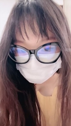 ️新人眼镜校花 十个眼镜九个骚 闷骚型丝袜大长腿舌钉口爆啪啪 截图15