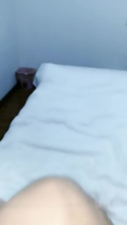 有淫妻爱好的变态男让年轻貌美的妻子穿着性感情趣服故意勾搭2次前来送外卖的小伙啪啪,还偷拍操逼过程! 截图7