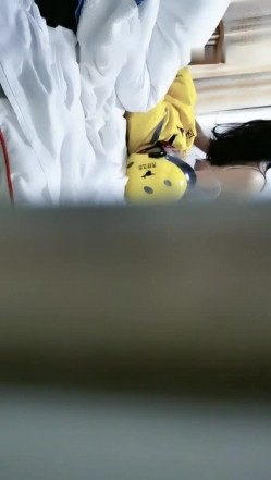 有淫妻爱好的变态男让年轻貌美的妻子穿着性感情趣服故意勾搭2次前来送外卖的小伙啪啪,还偷拍操逼过程! 截图13