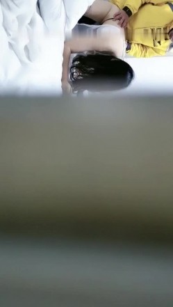 有淫妻爱好的变态男让年轻貌美的妻子穿着性感情趣服故意勾搭2次前来送外卖的小伙啪啪,还偷拍操逼过程! 截图14