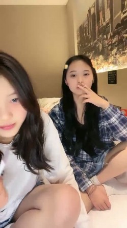 新人！正宗校花下海！超级漂亮~【低调糯米团】扣穴自慰~爽 截图12