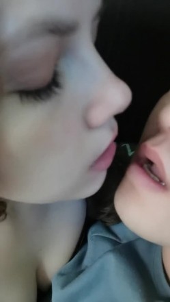 为国争光，小哥双飞欧美大洋马，全程露脸颜值不错看他们口交都很带劲，一起舔鸡巴轮流爆草大屁股揉捏奶子2 截图7