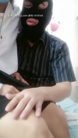 老司机骚人妻休息够了继续再战，口交大鸡巴舔得老硬，还能玩一字马，各种体位干的小骚逼浪荡呻吟不止刺激 截图1