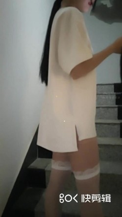 颜值不错萌妹子楼道双人啪啪 白色丝袜脱下内裤阶梯口交扶着后入猛操 截图2
