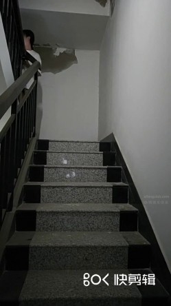 颜值不错萌妹子楼道双人啪啪 白色丝袜脱下内裤阶梯口交扶着后入猛操 截图3