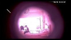 【360摄像头】稀缺粉色哈喽Kitty主题酒店偷拍秃顶大叔下午背着媳妇和小姨子开房偷情 截图1