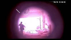 【360摄像头】稀缺粉色哈喽Kitty主题酒店偷拍秃顶大叔下午背着媳妇和小姨子开房偷情 截图3